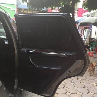Custom-fit sun shades fitted to a BMW X5 2007-2013