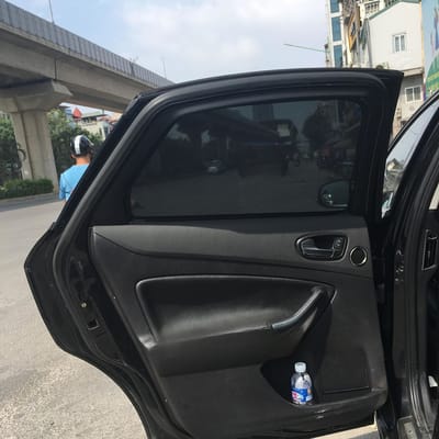 Custom-fit sun shades fitted to a FORD MONDEO MK4
