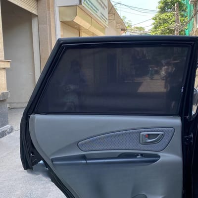 Custom-fit sun shades fitted to a HYUNDAI TUCSON 2002-2009
