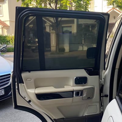 Custom-fit sun shades fitted to a LAND ROVER RANGE ROVER SUPERCHARGED 2009-2015