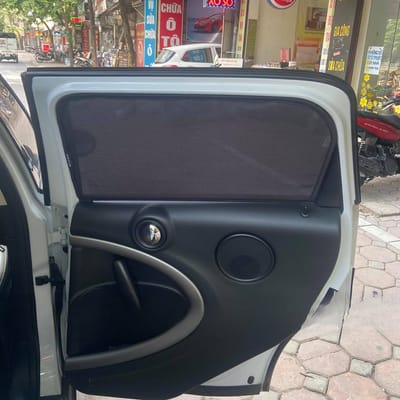 Custom-fit sun shades fitted to a MINI COUNTRYMAN R60