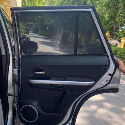 Custom-fit sun shades fitted to a SUZUKI GRAND VITARA
