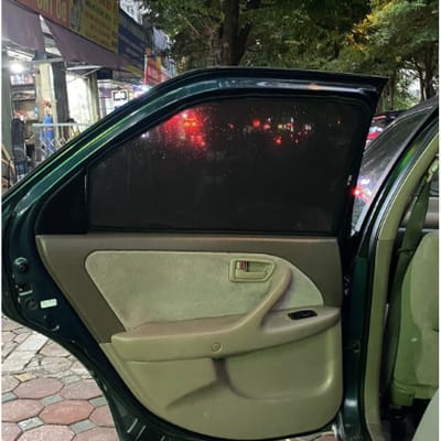 Custom-fit sun shades fitted to a TOYOTA CAMRY 2001-2006