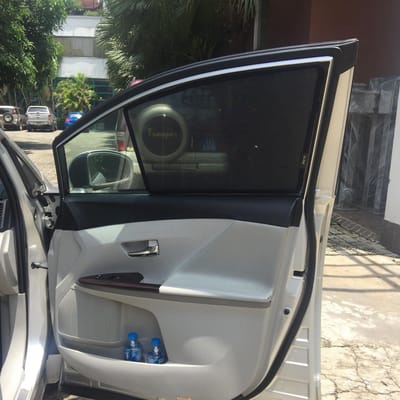 Custom-fit sun shades fitted to a TOYOTA VENZA