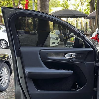 Custom-fit sun shades fitted to a VOLVO EC40