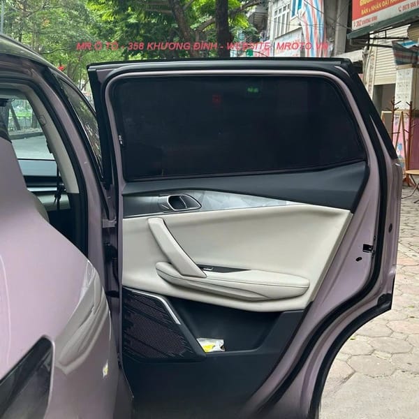 LYNK & CO 06 custom-fit car window sun shades — photo 2