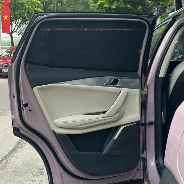 LYNK & CO 06 custom-fit car window sun shades — photo 3