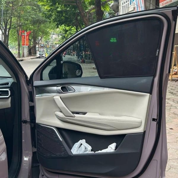 LYNK & CO 06 custom-fit car window sun shades — photo 4