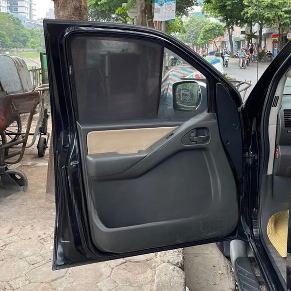 NISSAN NAVARA D40 2005-2015 custom-fit car window sun shades — photo 1