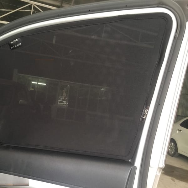 TOYOTA HILUX 2015-2018 custom-fit car window sun shades — photo 2