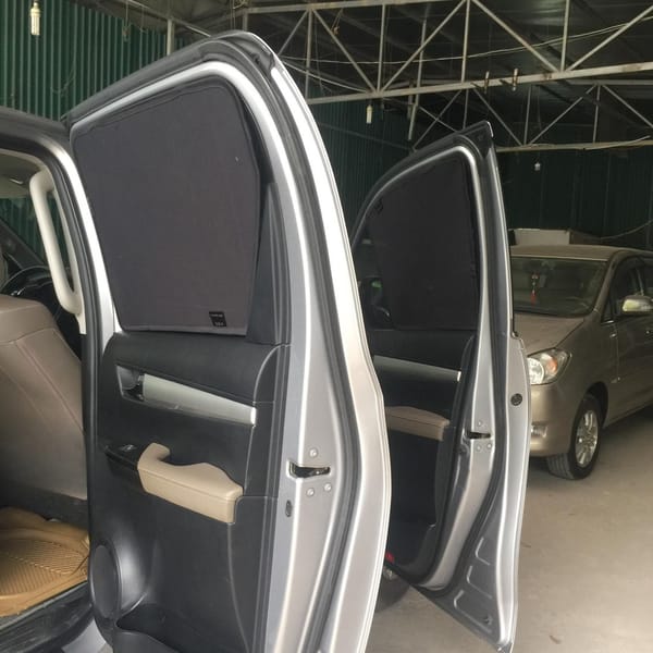 TOYOTA HILUX 2015-2018 custom-fit car window sun shades — photo 4