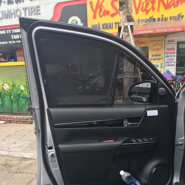 TOYOTA HILUX 2019-2025 custom-fit car window sun shades — photo 2