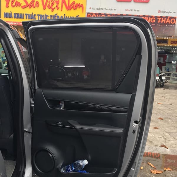 TOYOTA HILUX 2019-2025 custom-fit car window sun shades — photo 3
