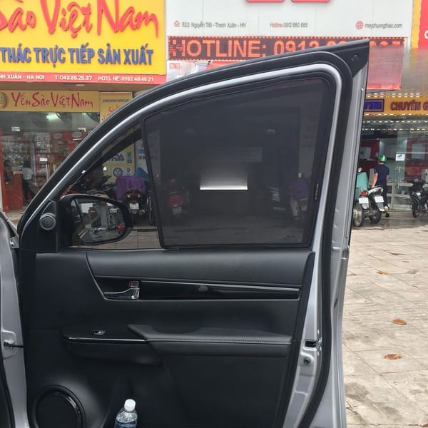 TOYOTA HILUX 2019-2025 custom-fit car window sun shades — photo 4