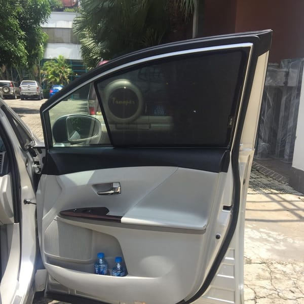 TOYOTA VENZA custom-fit car window sun shades — photo 1