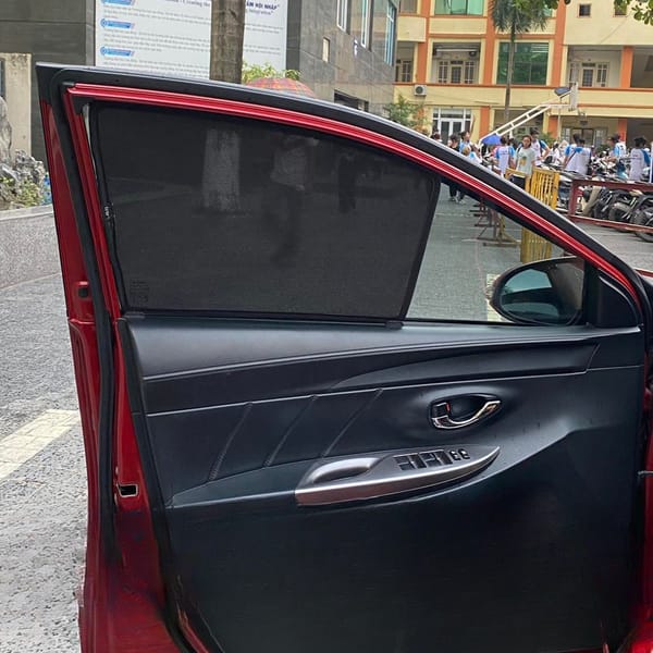 TOYOTA YARIS 2013-2018 custom-fit car window sun shades — photo 2