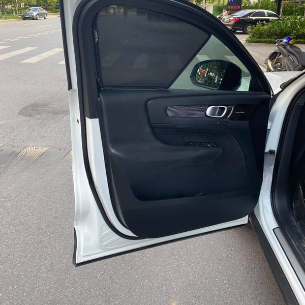 VOLVO XC40 custom-fit car window sun shades — photo 4