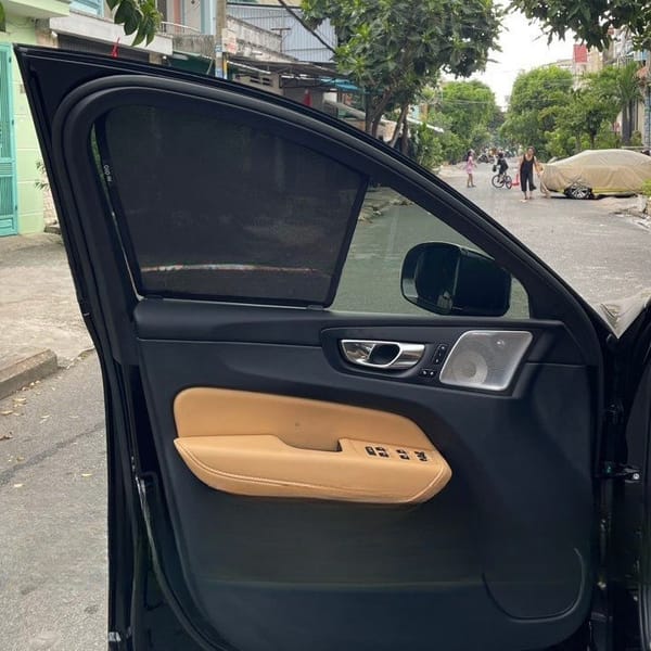 VOLVO XC60 custom-fit car window sun shades — photo 2