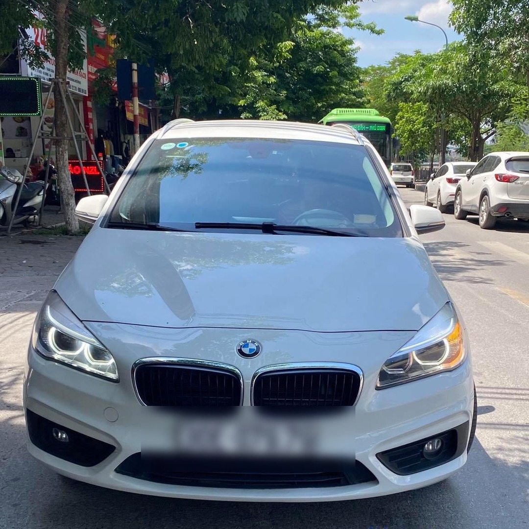 BMW 218i 7 seats custom-fit car window sun shades — photo 1