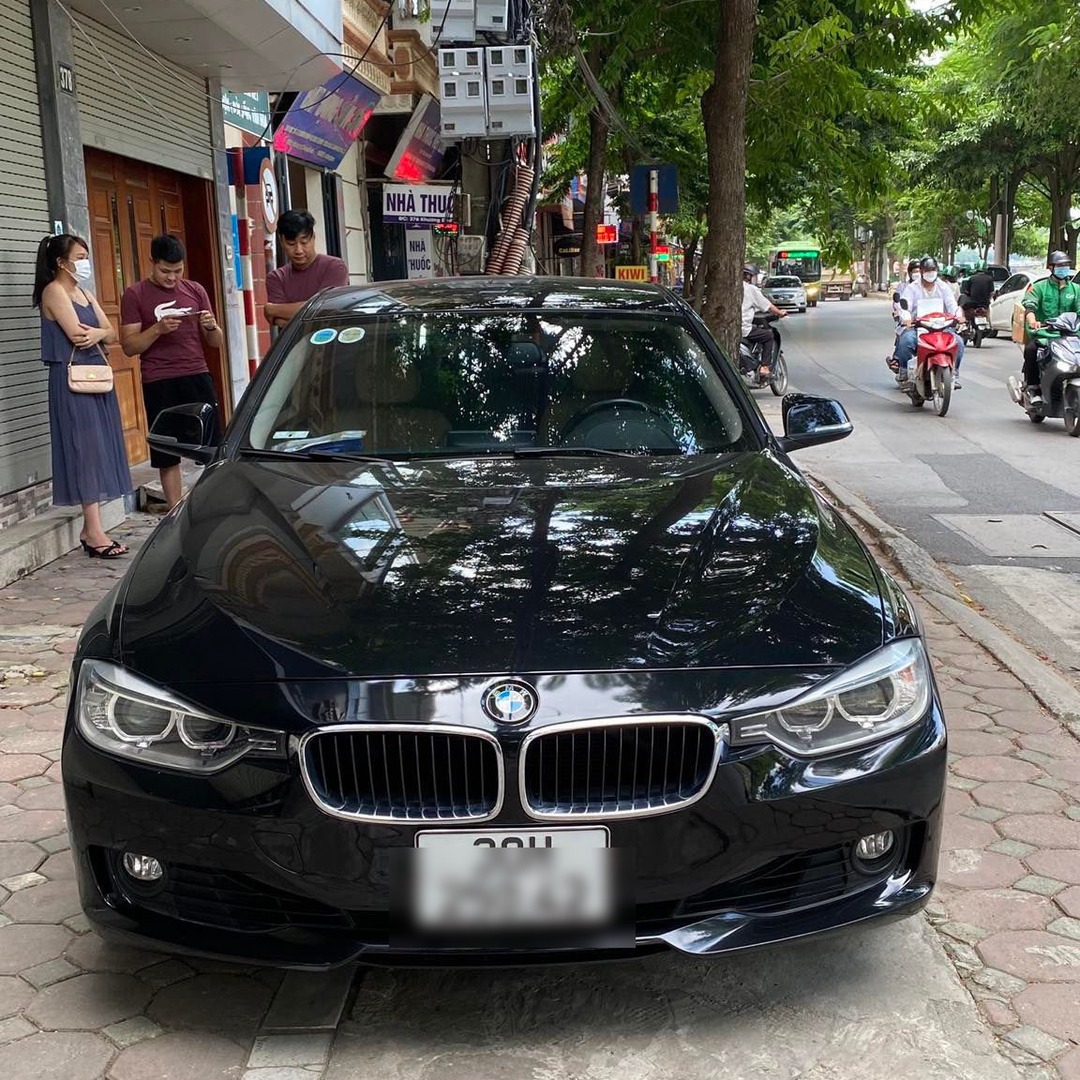 BMW F30 320i 2012-2019 custom-fit car window sun shades — photo 1