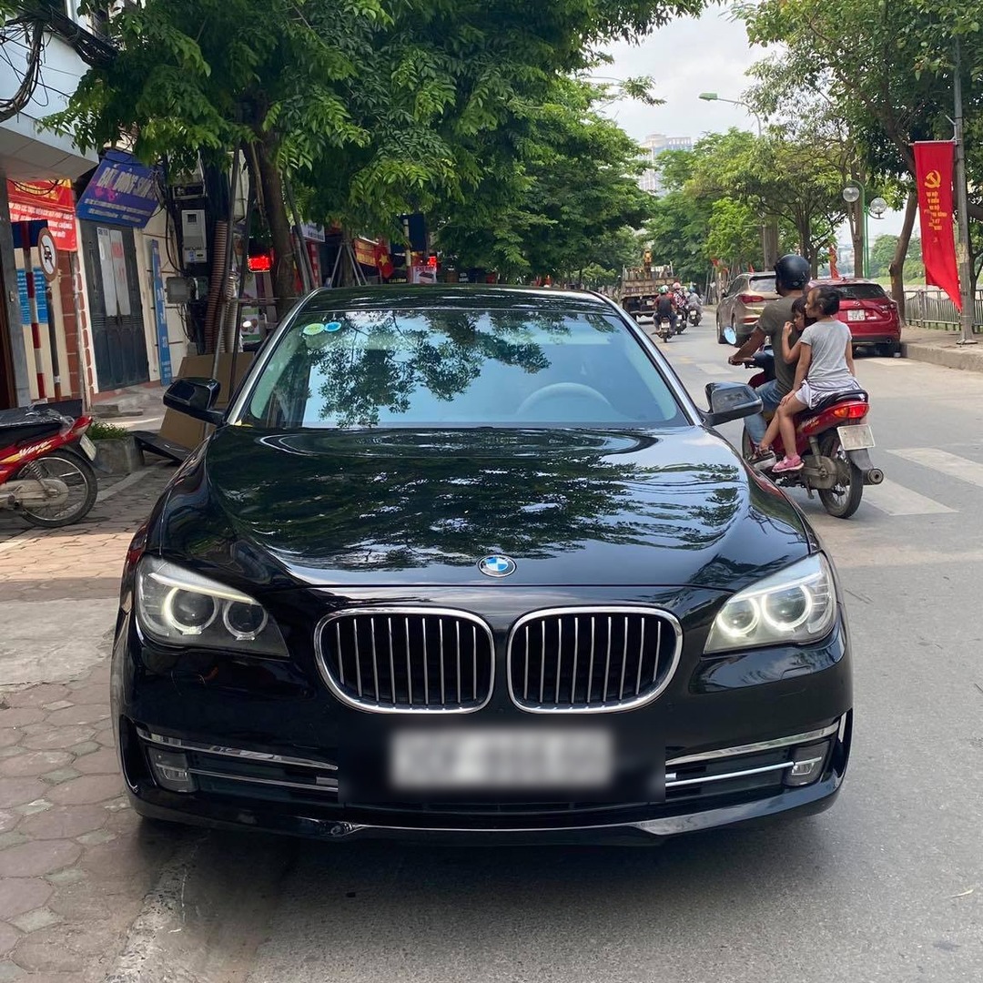 BMW 730i custom-fit car window sun shades — photo 1