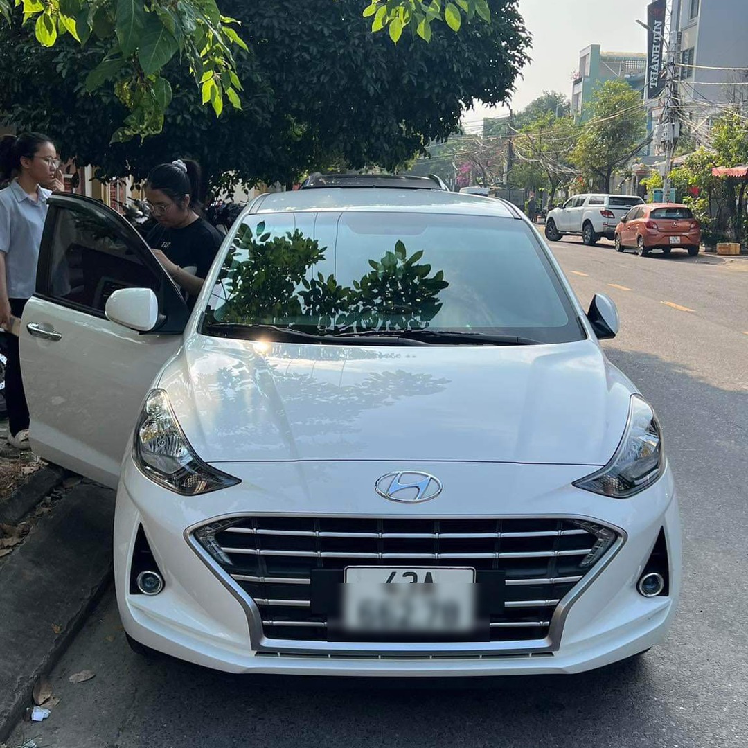 HYUNDAI I10 HATCHBACK 2021-2025 custom-fit car window sun shades — photo 1
