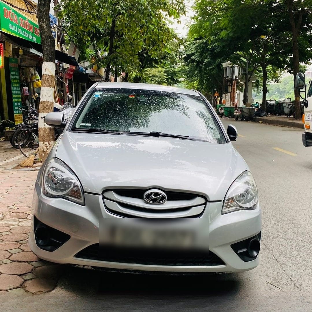HYUNDAI VERNA custom-fit car window sun shades — photo 1