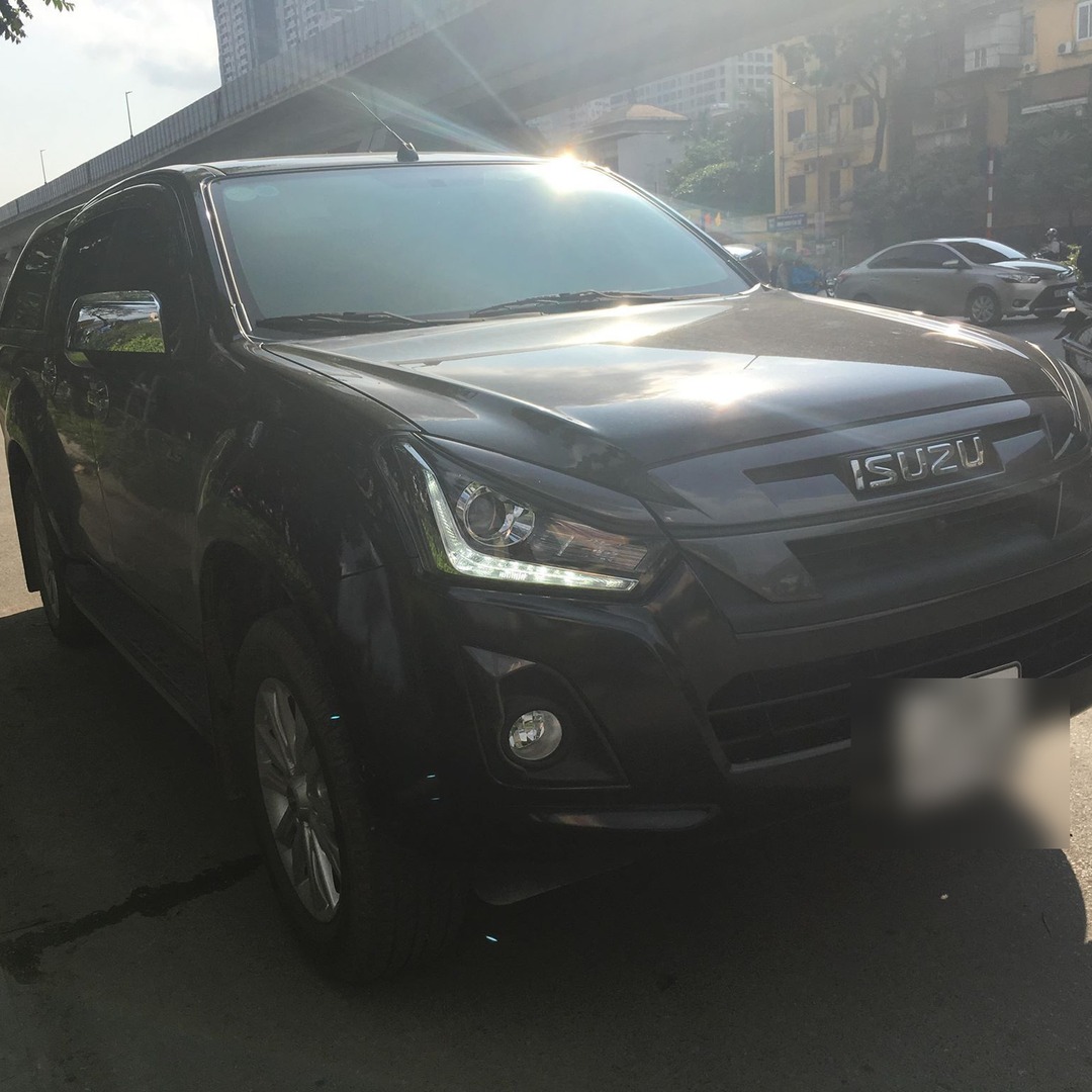 ISUZU D-MAX 2015-2019 custom-fit car window sun shades — photo 1
