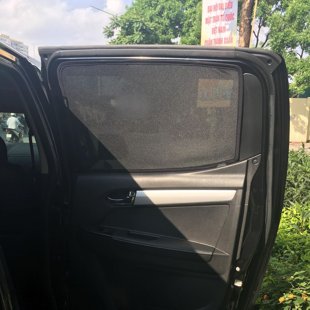 ISUZU D-MAX 2015-2019 custom-fit car window sun shades — photo 2