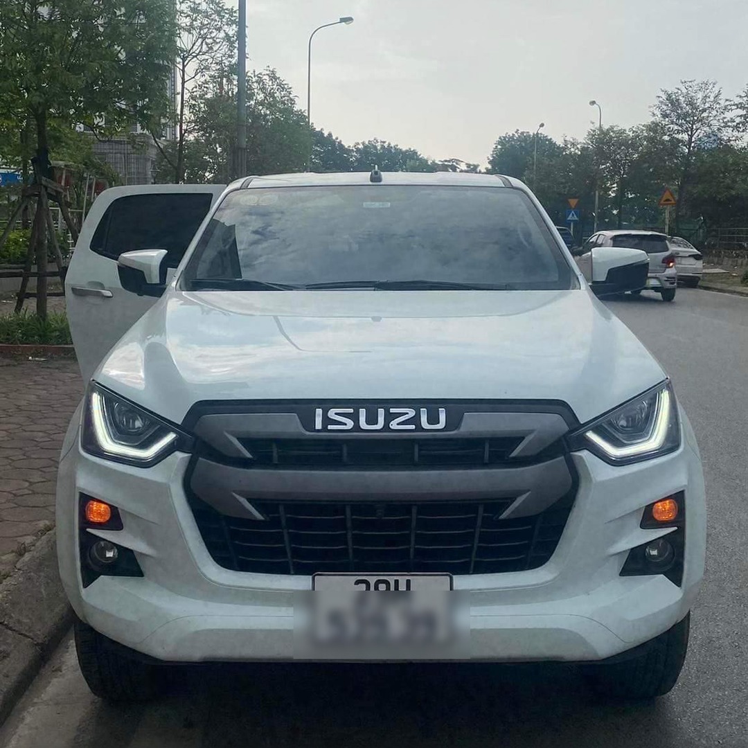 ISUZU D-MAX 2021-2025 custom-fit car window sun shades — photo 1