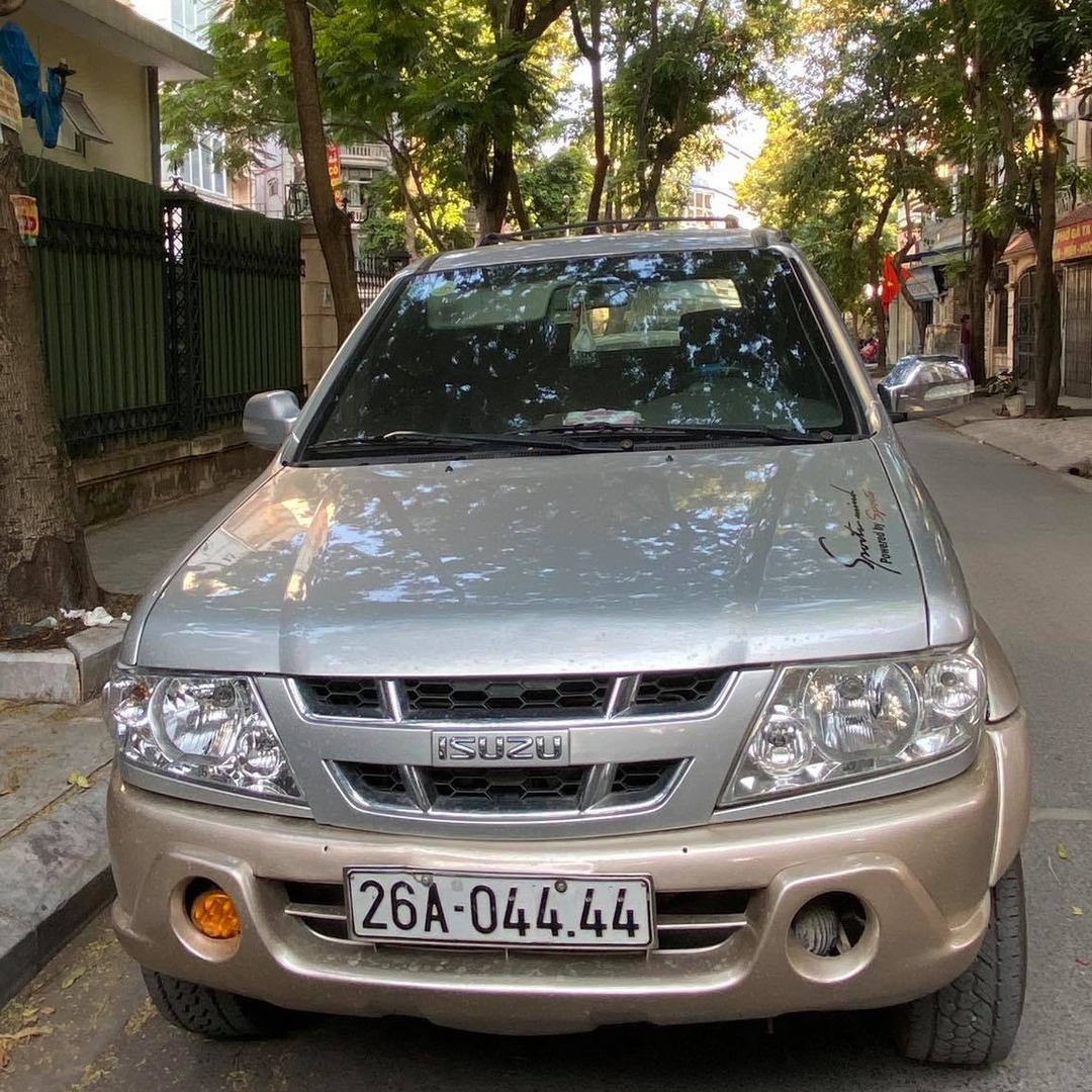 ISUZU HILANDER custom-fit car window sun shades — photo 1