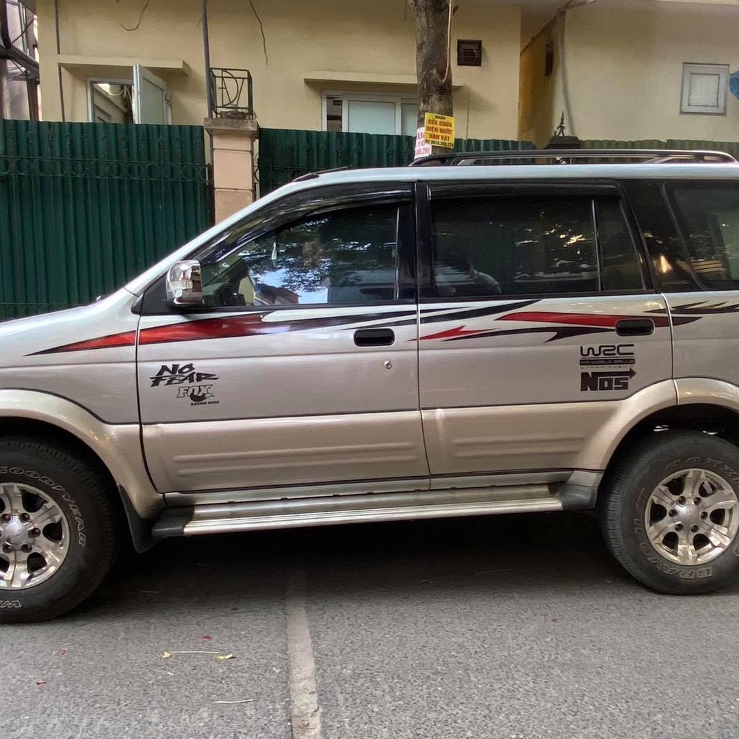 ISUZU HILANDER custom-fit car window sun shades — photo 7