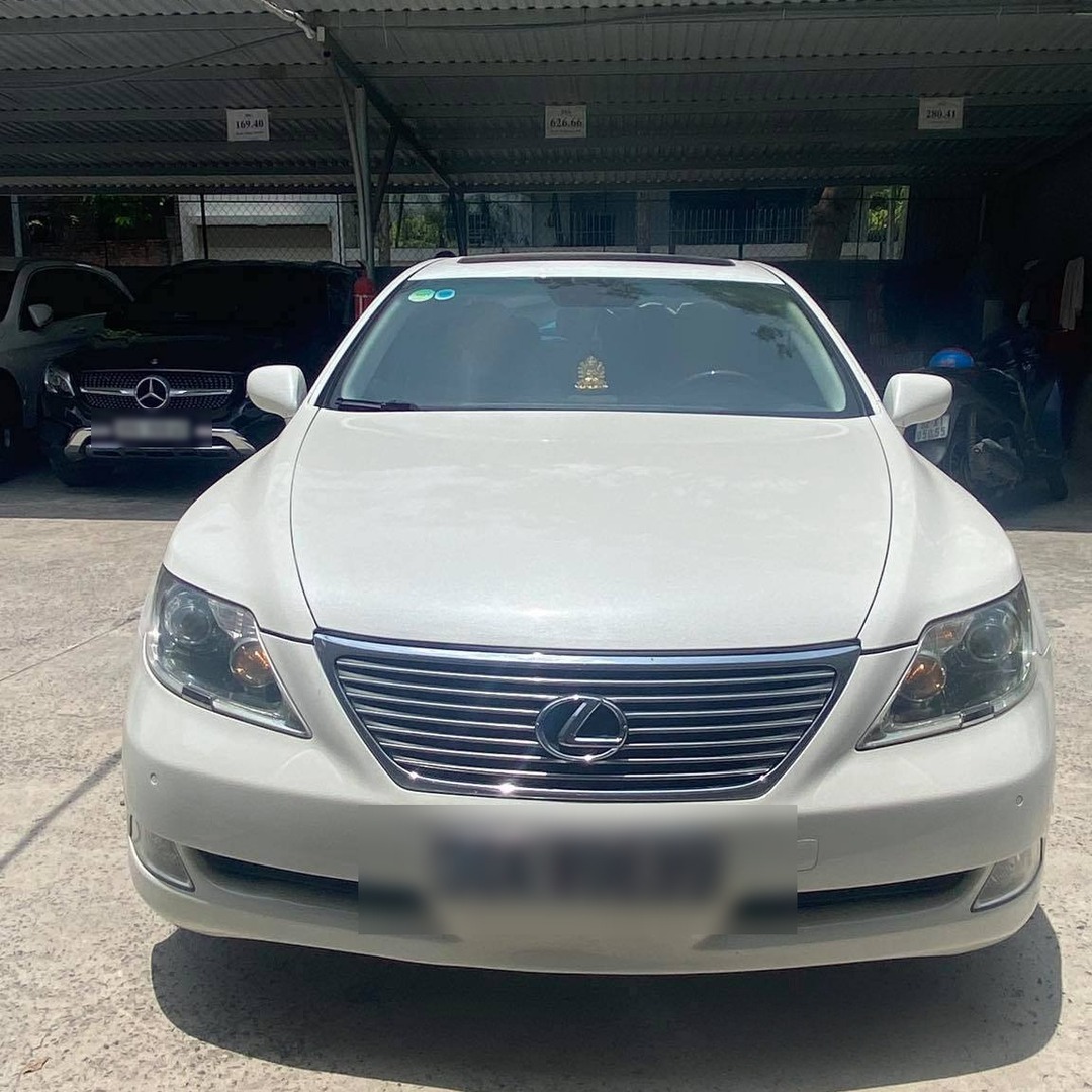 LEXUS LS460 custom-fit car window sun shades — photo 1