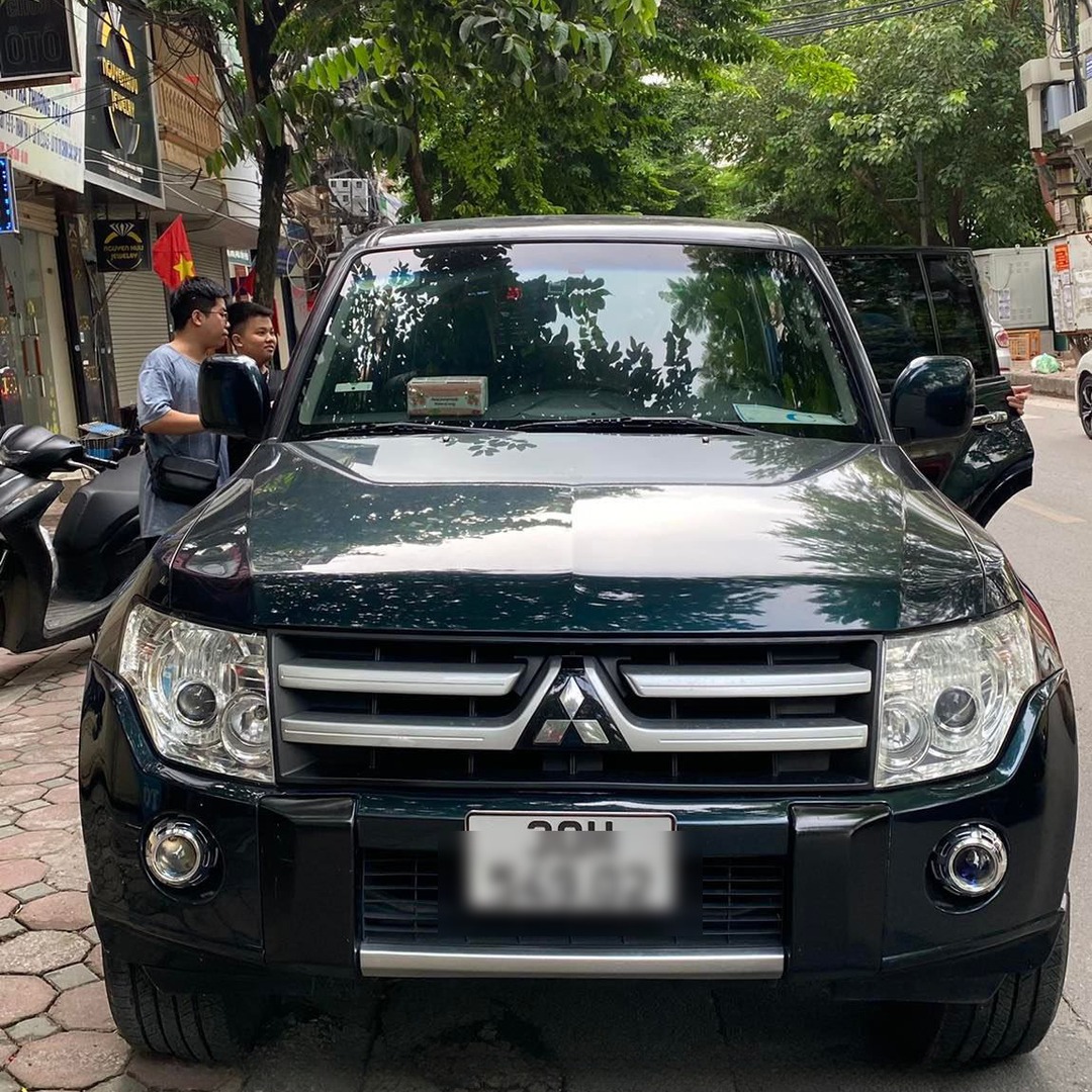 MITSUBISHI PAJERO BANK V73 custom-fit car window sun shades — photo 1
