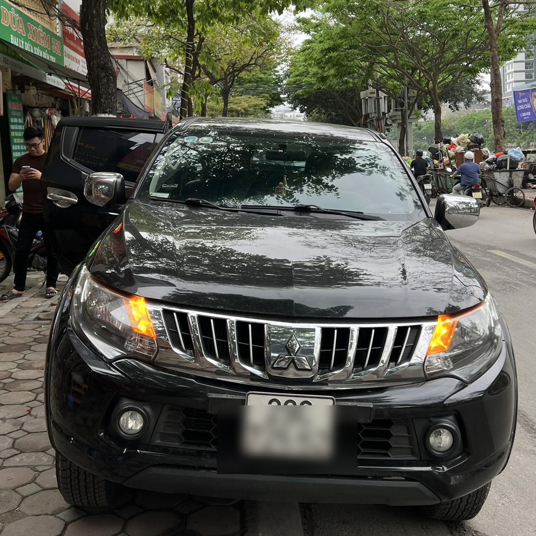 MITSUBISHI TRITON 2015-2018 custom-fit car window sun shades — photo 1