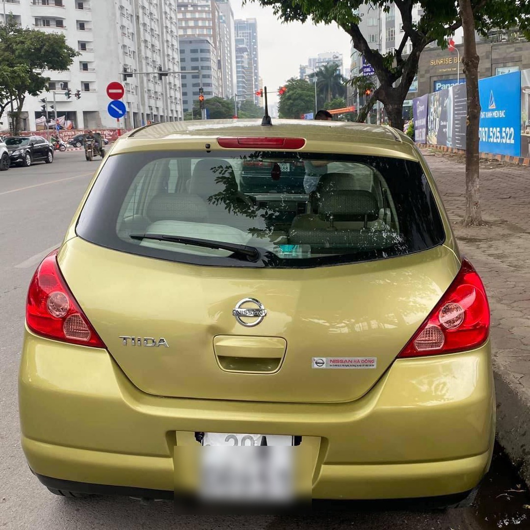 NISSAN TIDA HATCHBACK custom-fit car window sun shades — photo 4