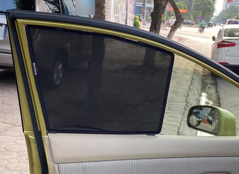 Nissan Tiida C11 Hatch 2006-2013 car window sun shades — photo 2