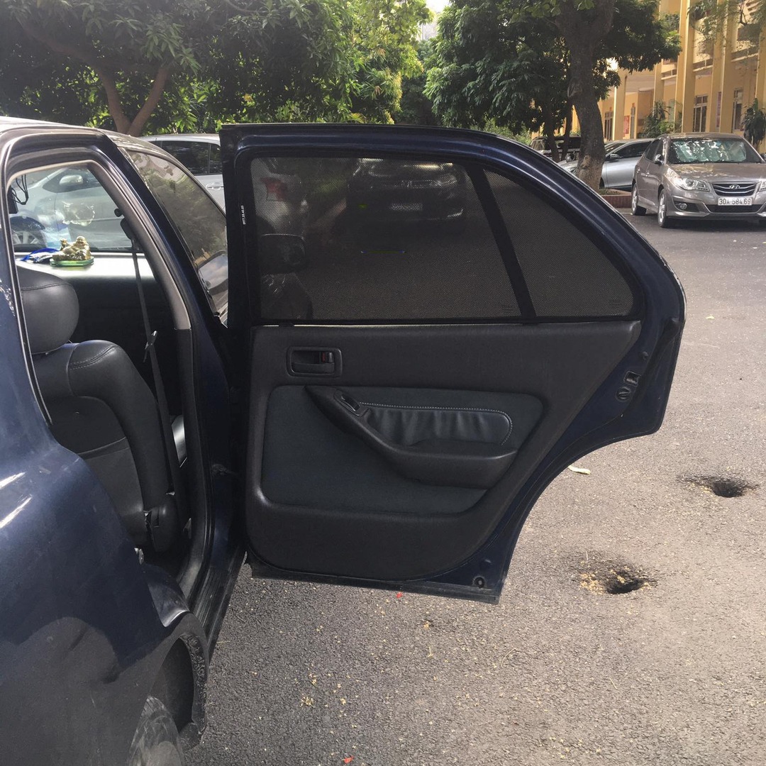 Custom-fit sun shades fitted to a TOYOTA CAMRY 1993-1997