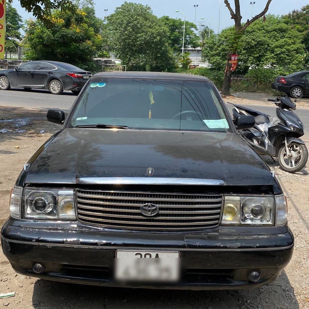 TOYOTA CROWN custom-fit car window sun shades — photo 1