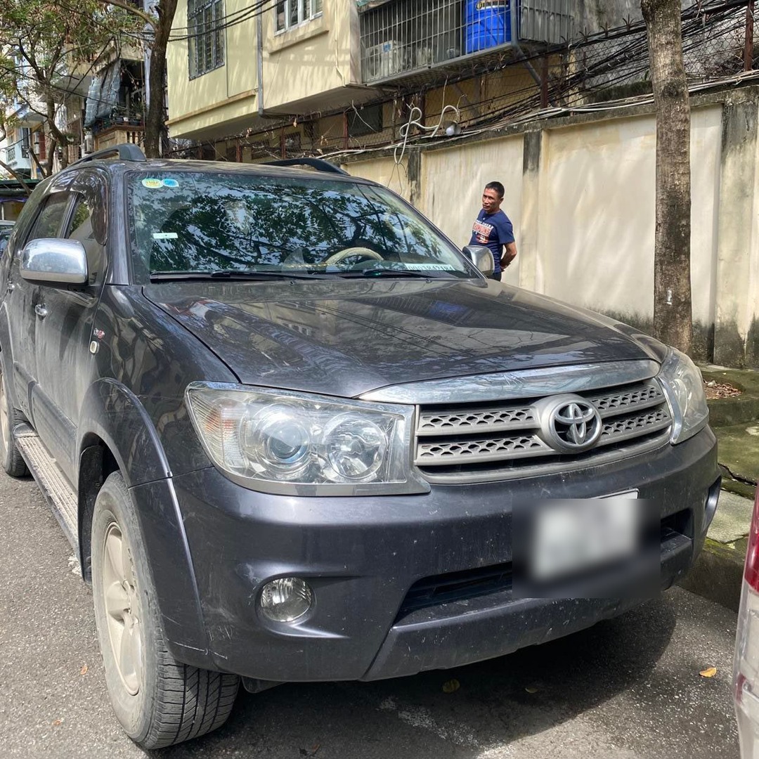 TOYOTA FORTUNER 2007-2016 custom-fit car window sun shades — photo 1