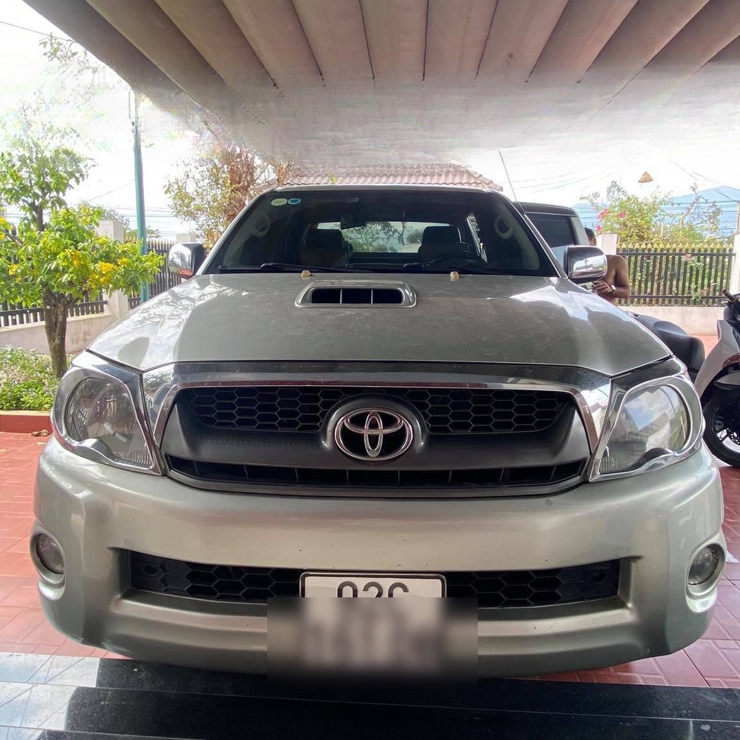 TOYOTA HILUX 2007-2015 custom-fit car window sun shades — photo 1