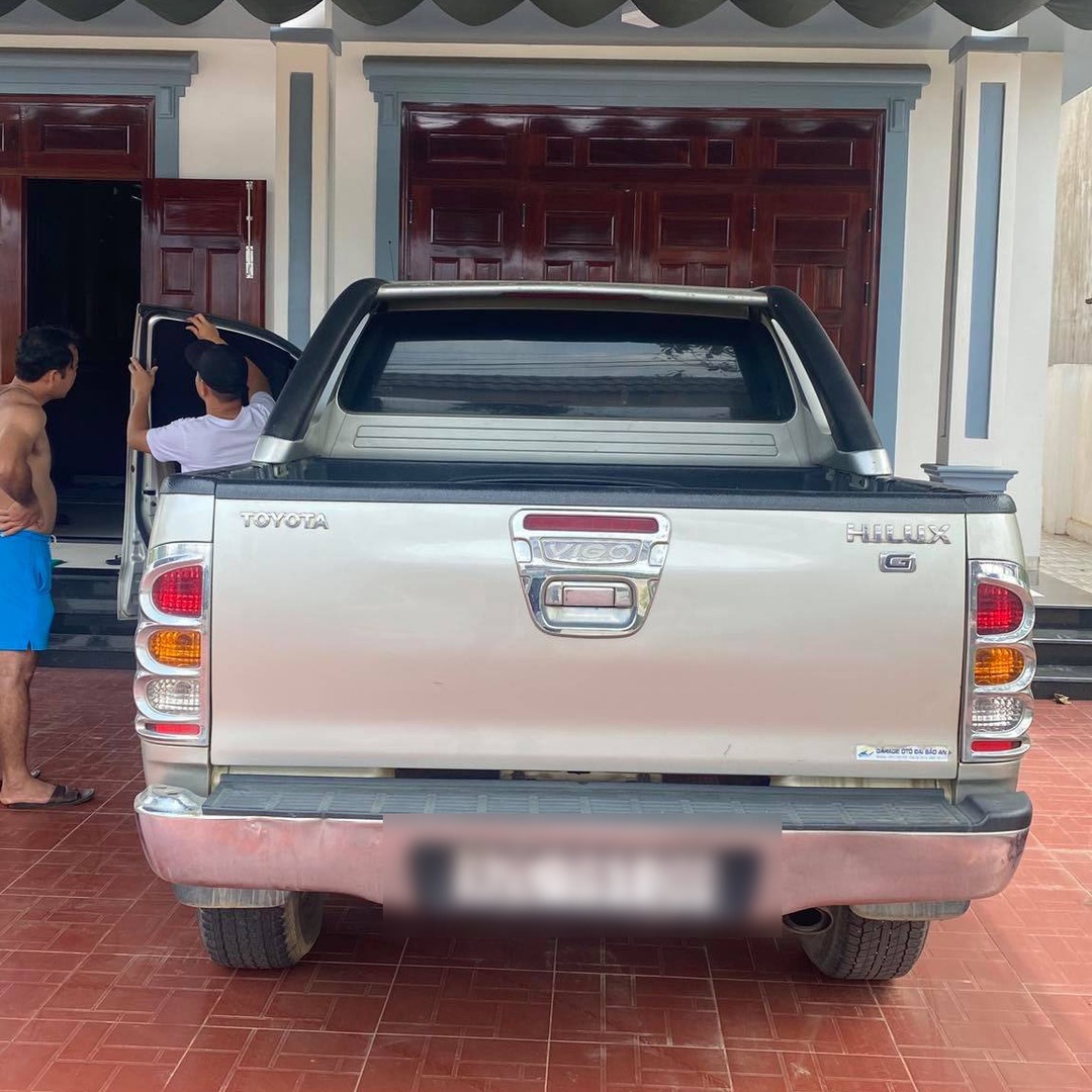 TOYOTA HILUX 2007-2015 custom-fit car window sun shades — photo 4