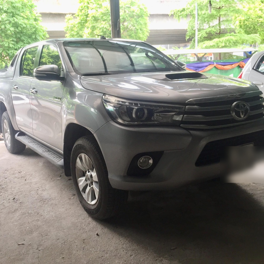 TOYOTA HILUX 2015-2018 custom-fit car window sun shades — photo 1
