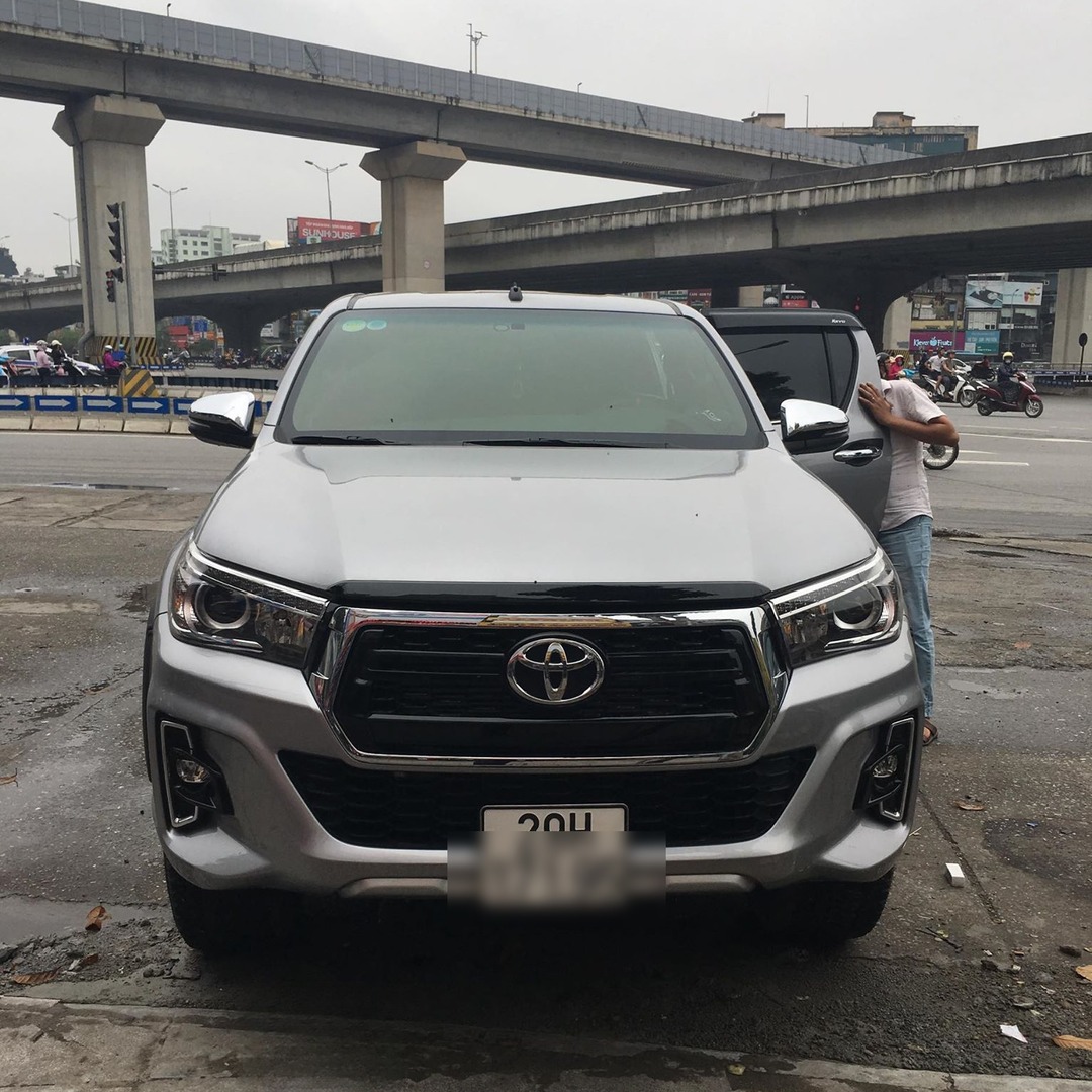 TOYOTA HILUX 2019-2025 custom-fit car window sun shades — photo 1
