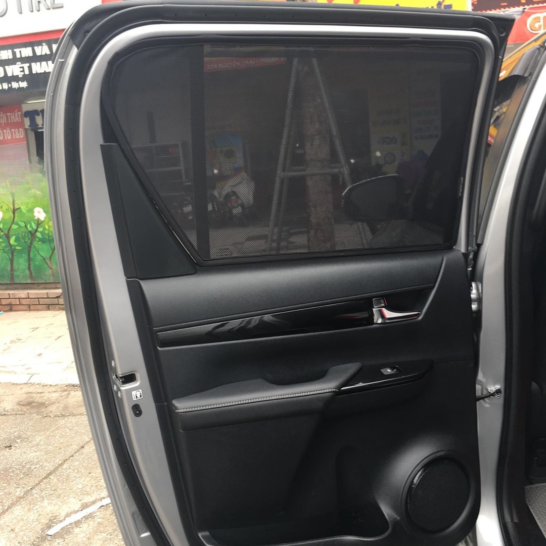 TOYOTA HILUX 2019-2025 custom-fit car window sun shades — photo 2