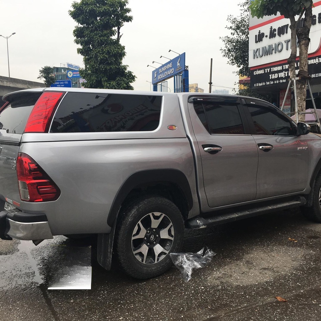 TOYOTA HILUX 2019-2025 custom-fit car window sun shades — photo 4