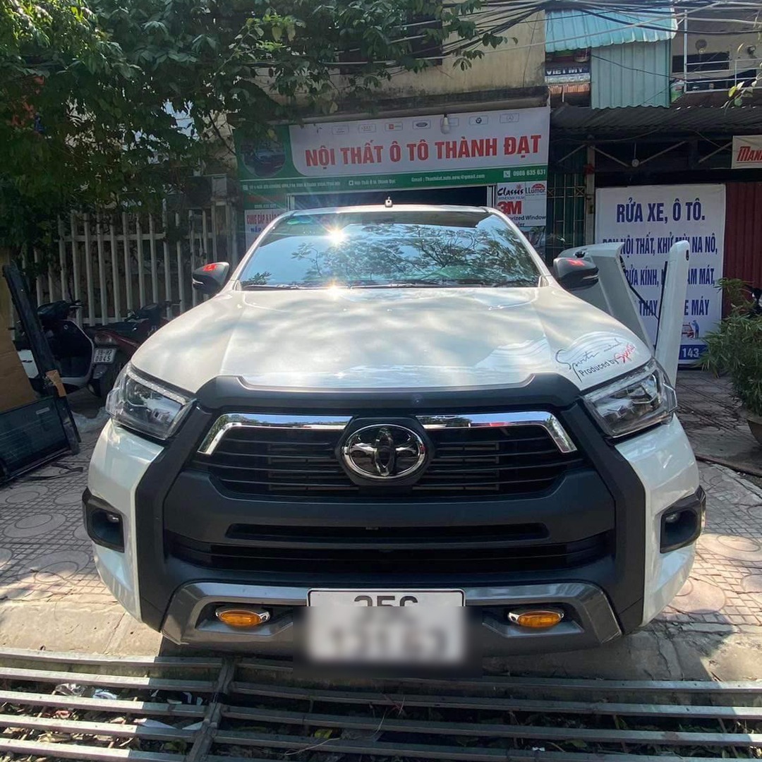 TOYOTA HILUX 2019-2025 custom-fit car window sun shades — photo 7