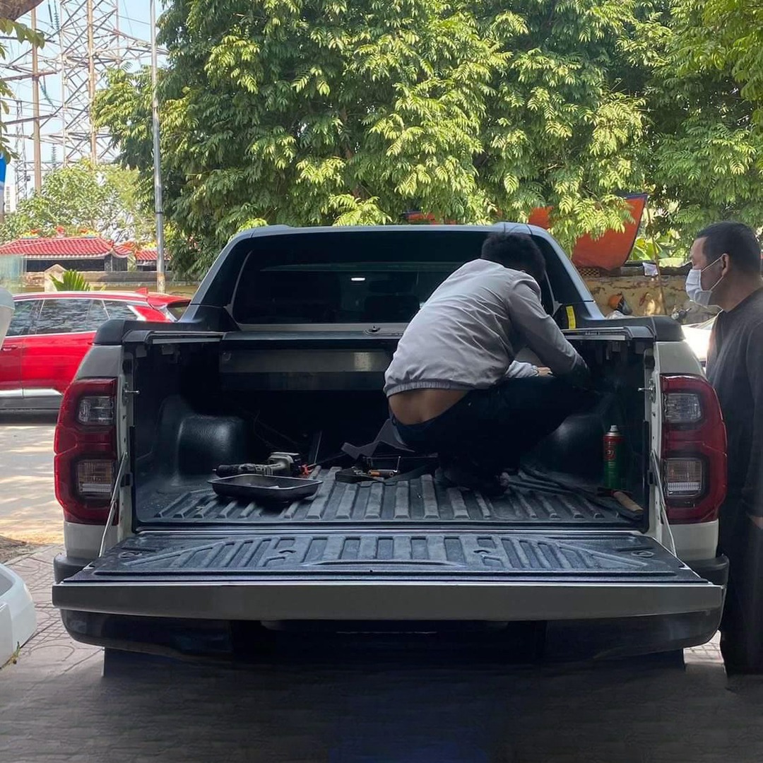 TOYOTA HILUX 2019-2025 custom-fit car window sun shades — photo 10