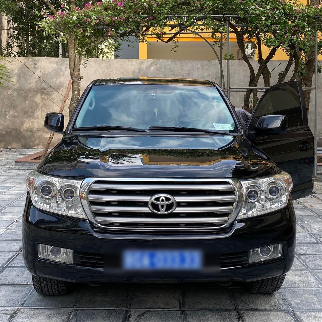 TOYOTA LAND CRUISER (LC200) 2011-2021 custom-fit car window sun shades — photo 1