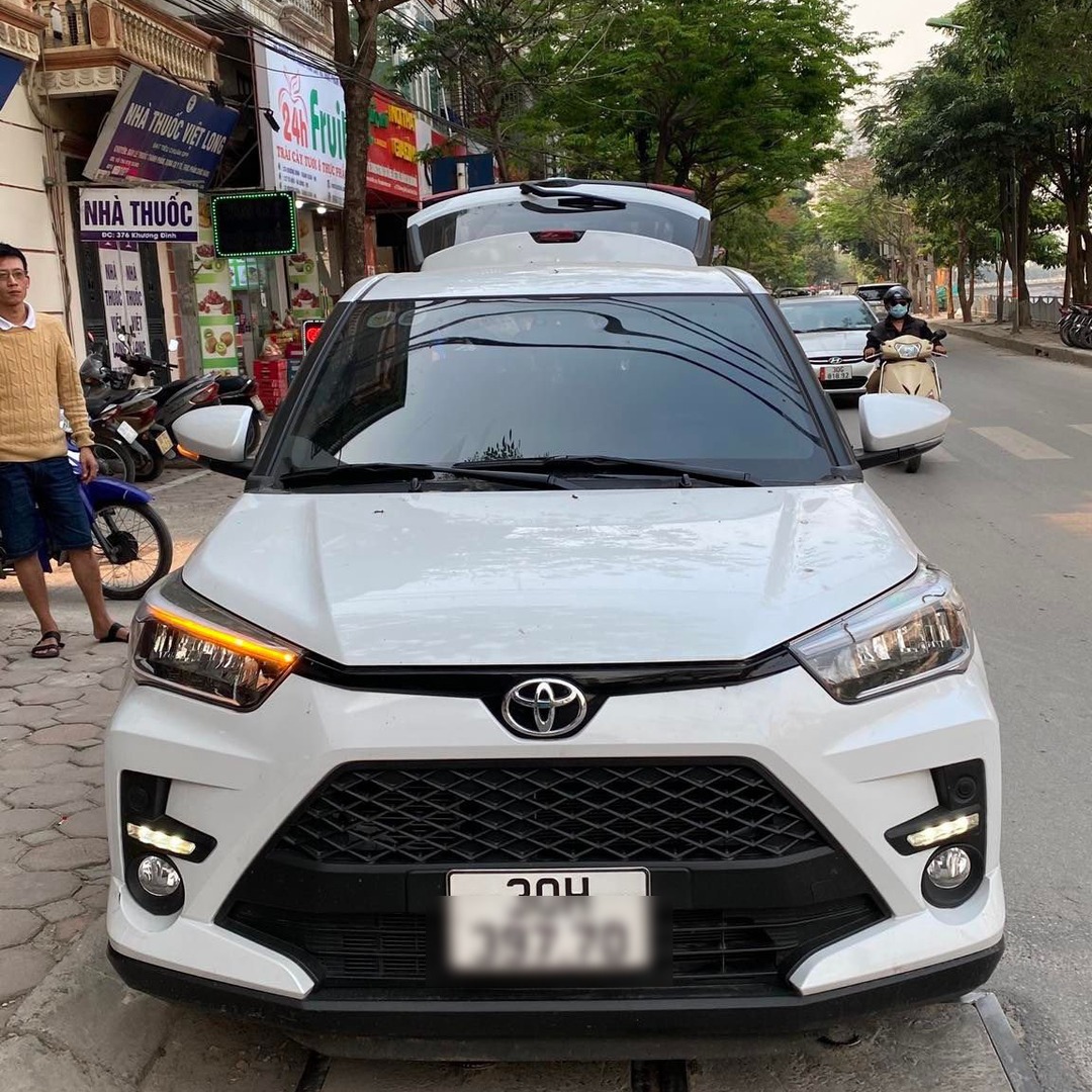 TOYOTA RAIZE custom-fit car window sun shades — photo 1